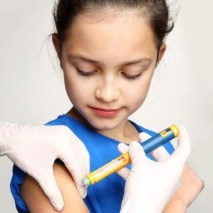 dziewczynka otrzymuje zastrzyk insuliny