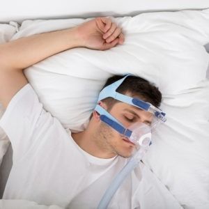 Mężczyzna śpi z maską na nosie